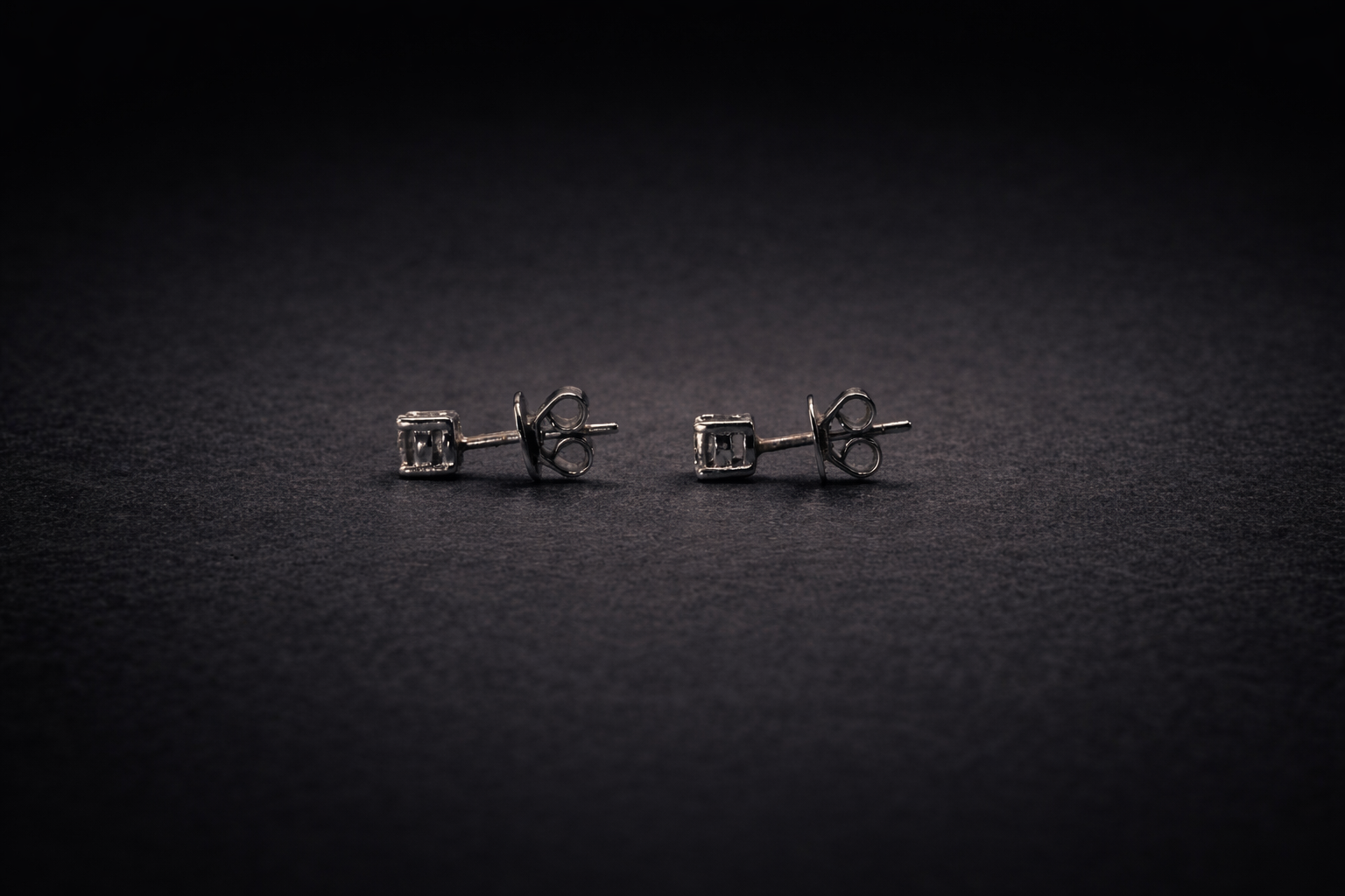 The Whitmore Stud 1ct